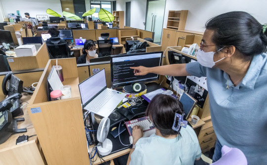 브리지텍 직원들이 컨택센터 솔루션의 기능을 점검하고 있다.